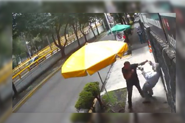 #LordBanqueta: sujeto agrede a dos personas de la tercera edad por cruzarse en su camino
