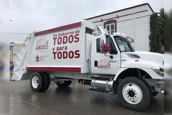 Entrega Mario de la Rosa nuevo camión recolector de basura en Amozoc