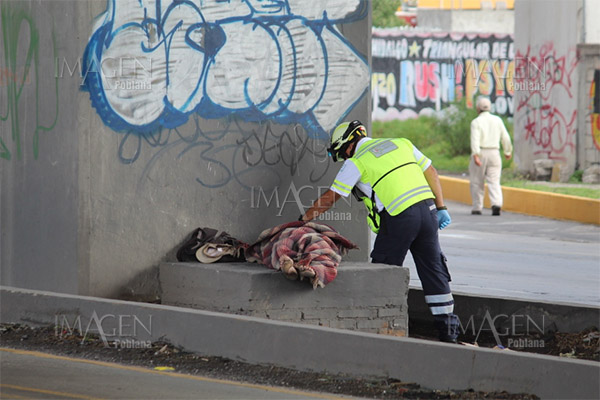 Amanece muerto hombre en situación de calle en pleno camellón