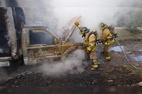 Incendian camioneta tras haber sido robada un día antes