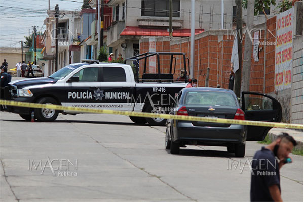 Por problemas respiratorios, fallece mujer dentro de un automóvil
