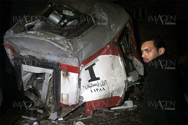 Una veintena de peregrinos muertos al chocar autobús con tren en Pakistán