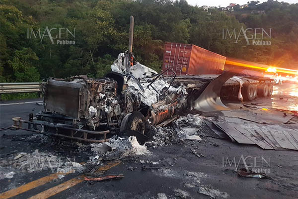 Camión termina calcinado tras aparatoso choque
