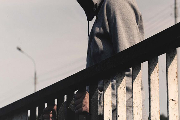 Policías salvan a adolescente que amenazaba con lanzarse de un puente