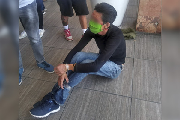 Amarran y golpean a sujeto acusado de robar celulares