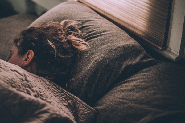 Una buena posición al dormir puede evitarte una enfermedad crónica
