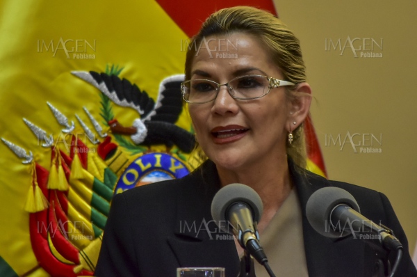 Presidenta transitoria de Bolivia da positivo a COVID-19