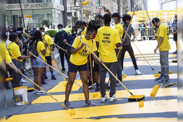 Nueva York escribe "Las vidas negras importan" frente a Torre Trump