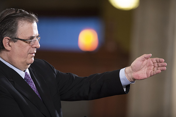 Restricciones en frontera México-EU se extenderían hasta agosto: Ebrard