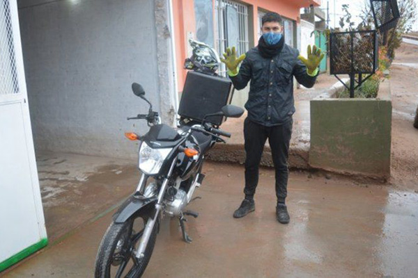Gustavo Fievet, de “portero sensación” a repartidor en moto por la pandemia