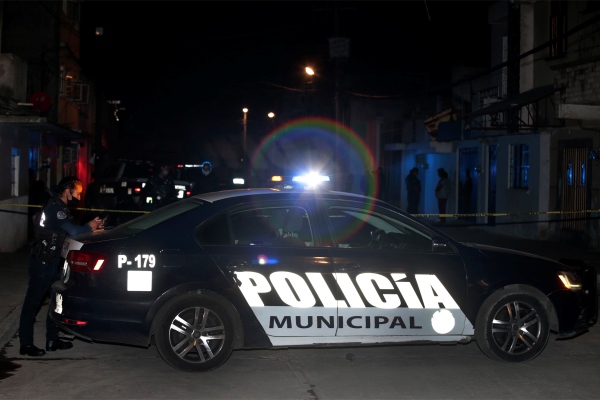 Ejecutan a un hombre y lesionan a una mujer dentro de un auto