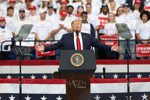 Índice de aprobación de Trump alcanza mínimo histórico entre electores