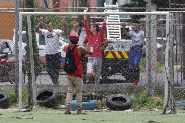 Supuestos deportistas toman por la fuerza las canchas públicas