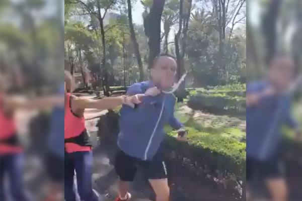#LadyHomofóbica: mujer agrede a joven por ser gay tras exhibirlo como golpeador
