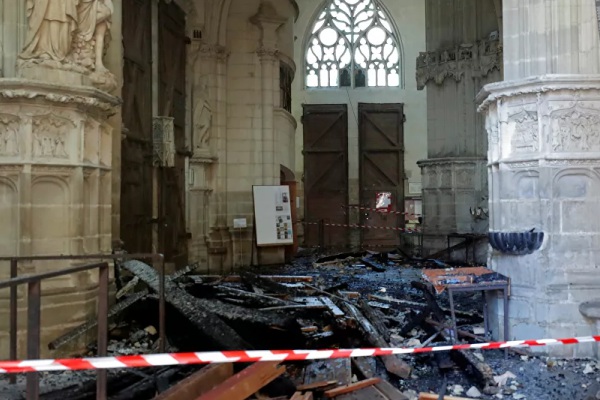 Incendio causa graves daños a catedral del siglo XV en Francia