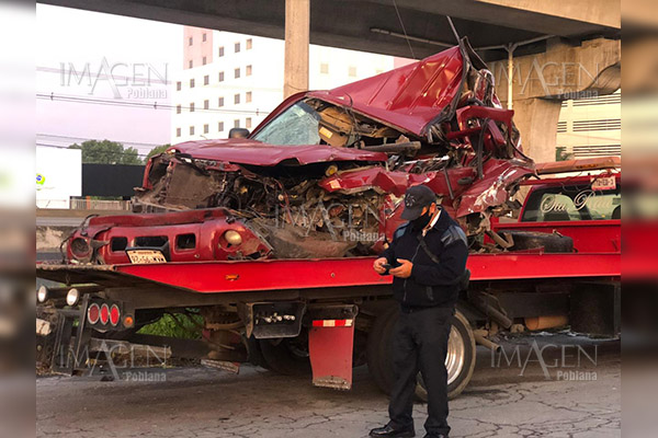 Cafre en tráiler embiste un vehículo averiado y mata a operador de grúa