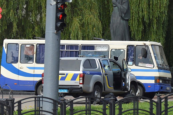Liberan a tres rehenes del autobús secuestrado en Ucrania