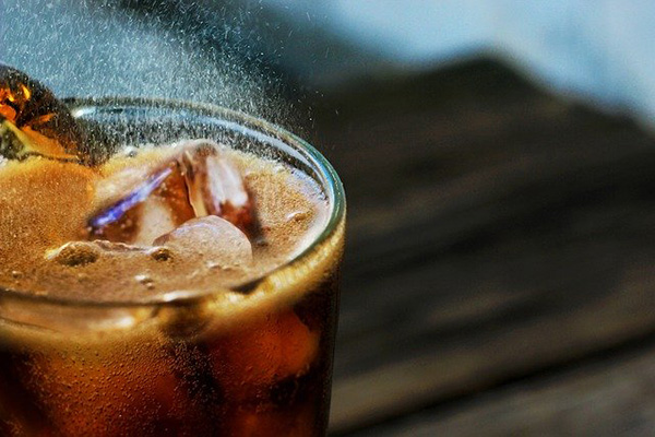 Mueren al año 40,000 personas en México por refrescos, misma cifra de fallecidos por COVID-19
