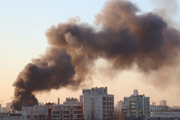 Dos niños se salvan de morir en incendio tras saltar desde 12 metros de altura