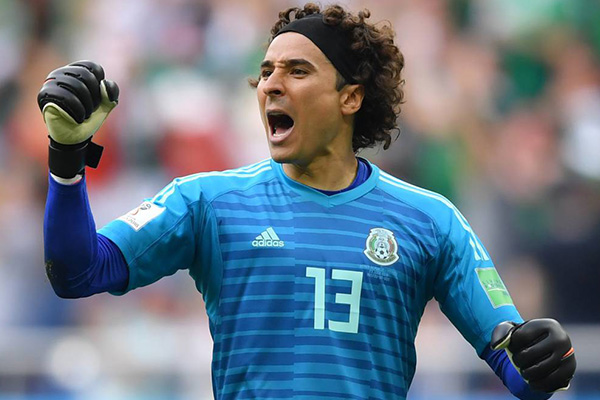 Critican a Memo Ochoa por tomar distancia para sacarse foto con aficionado