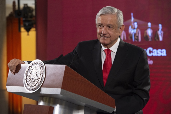 AMLO dice que si el cubrebocas reactivara la economía, lo usaría de inmediato