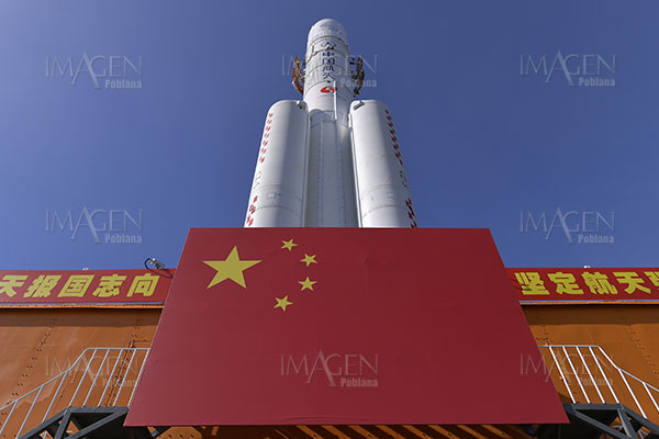China lanza con éxito primera misión a Marte