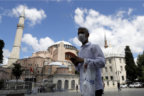 Designan a tres imanes para la catedral Santa Sofía convertida en mezquita