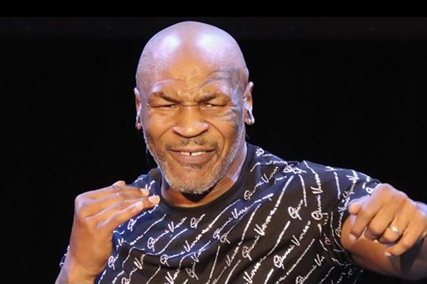 Mike Tyson regresa al cuadrilátero tras 15 años de retiro