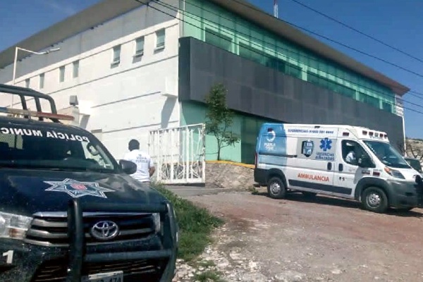 Comando agrede a policías y lesiona de muerte a ladrón de Oxxo
