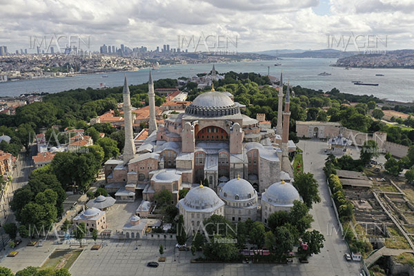 Erdogan da inicio al primer rezo musulmán en 86 años en Santa Sofía