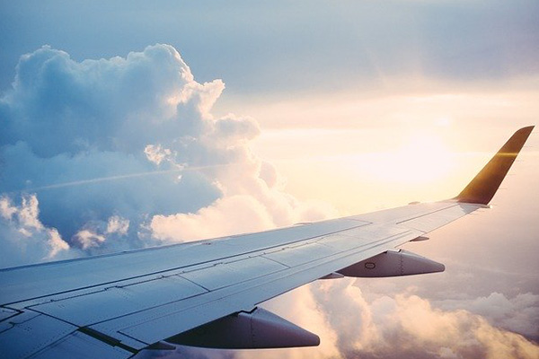 Cazas estadounidenses se aproximan a avión comercial iraní; hay varios heridos