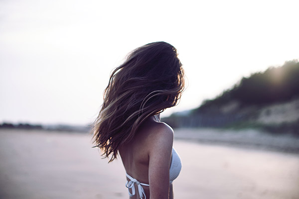 El factor que causa la aparición de las primeras canas en el cabello de los jóvenes