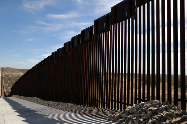 Hanna derrumba parte del muro fronterizo de Trump y lo deja en ridículo