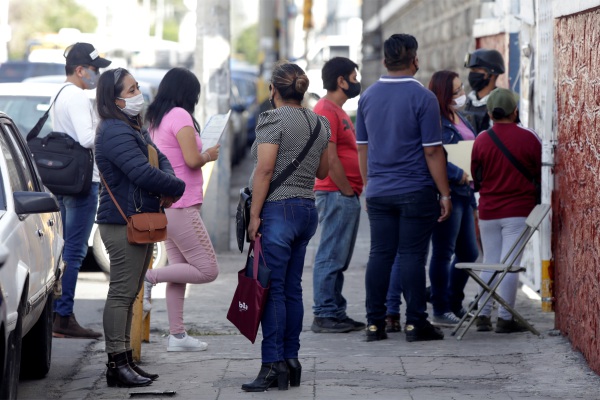 Aún en contingencia, padres de familia sufren con las cuotas escolares