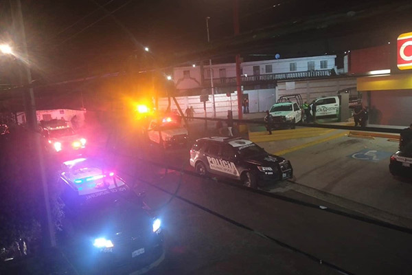 Amagan a empleada de Oxxo con supuesto cinturón de explosivos