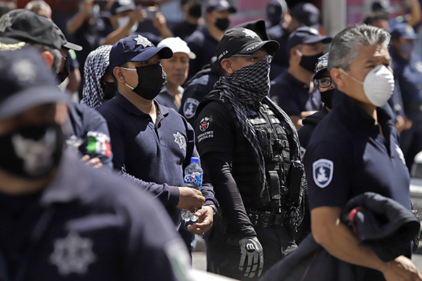Policías estatales afirman que no han recibido los beneficios prometidos