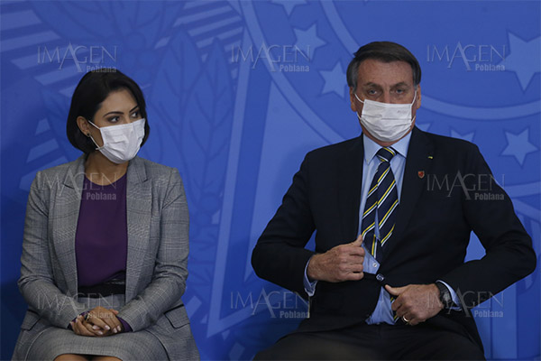Esposa del Bolsonaro da positivo a covid-19, informa gobierno de Brasil