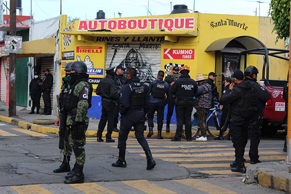 Hallan químicos y drogas en la 46 poniente