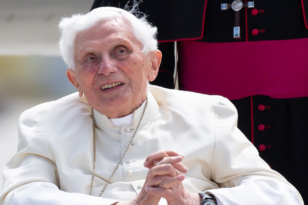 Benedicto XVI sufre una “grave enfermedad” infecciosa