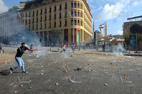Un agente del orden muerto y 70 heridos en los disturbios en Beirut