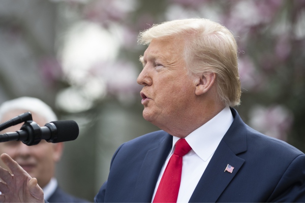 Trump amplía medidas de asistencia financiera por la crisis del COVID-19