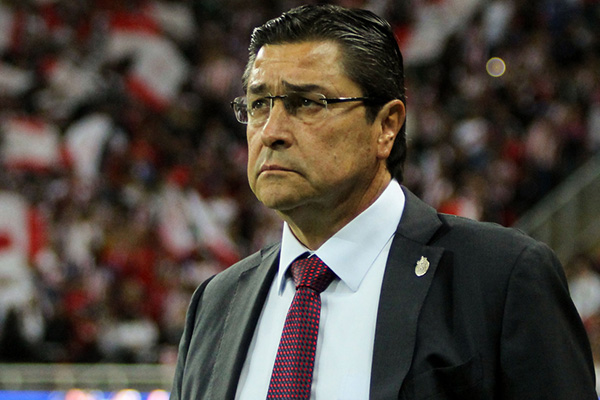 Cesan a Luis Fernando Tena como DT de las Chivas