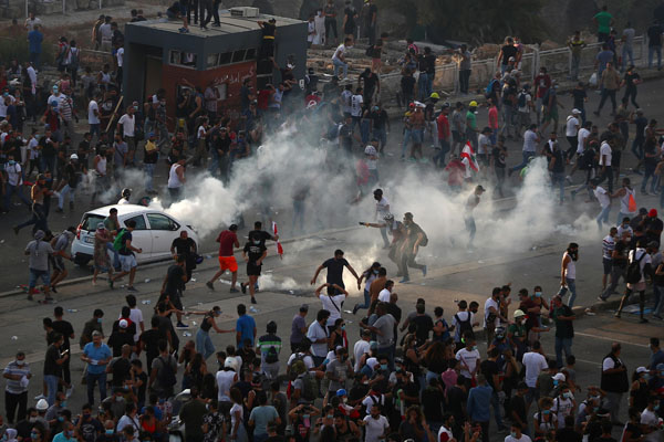 Manifestantes toman edificios de Gobierno durante protestas en Beirut