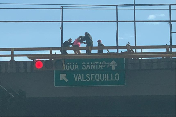 Mujer desesperada por la crisis amaga con lanzarse de un puente