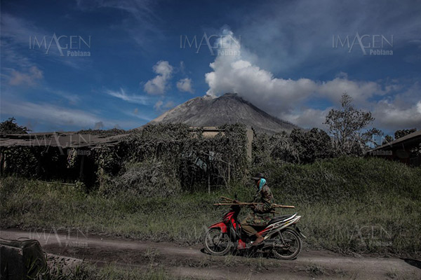 Hace erupción el monte Sinabung en Indonesia