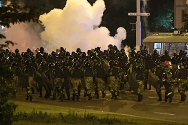 Más de 2,000 detenidos y 22 efectivos heridos en protestas en Bielorrusia