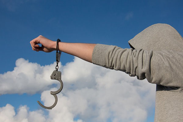 Liberan a policía que disparó contra mujer en Valsequillo