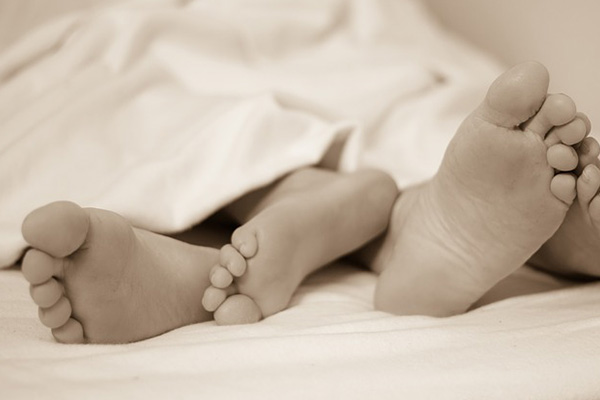 Arrestan a mujer tras suicidio de su esposo por negarse a tener sexo con él