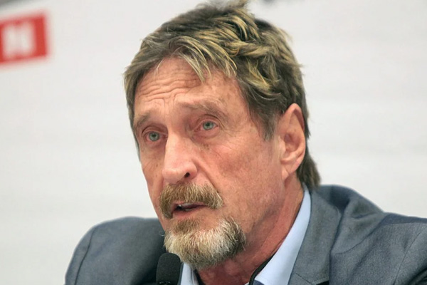 John McAfee asegura ser inmune al COVID-19 lamiendo la suela de sus zapatos