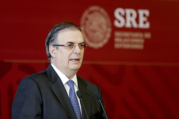 Restricciones en frontera México-EU se extenderían un mes más, dice Ebrard